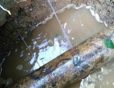 杜尔伯特楼顶渗水维修公司分享下地暖漏水的原因及检测方法。